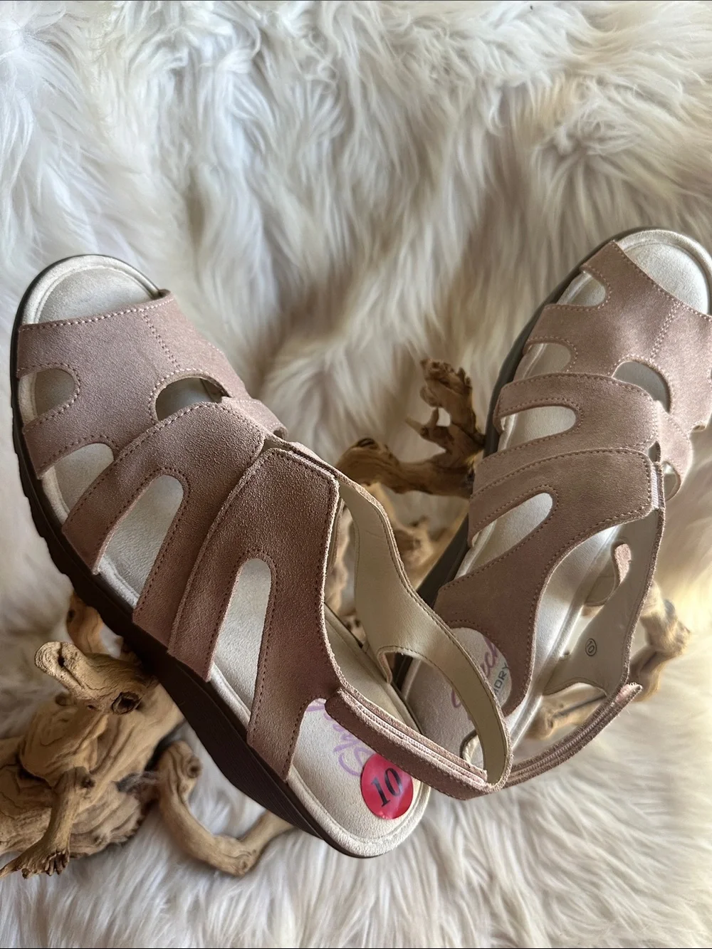 Skechers women’s Pink Suede Memory Foam Sandals/10